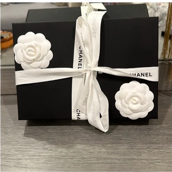 ****SOLD**** Chanel Lucky Charms Wallet on a Chain- Metiers d’ Arts 2017 - Picture 13 of 14